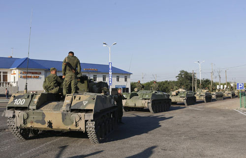 Đoàn xe bọc thép Nga ở gần thị trấn Kamensk-Shakhtinsky thuộc vùng Rostov, sát biên giới với Ukraine ngày 15.8  - Ảnh: Reuters