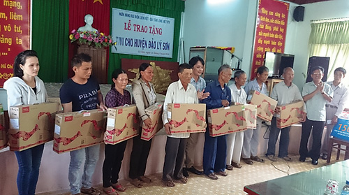 Phó chủ tịch HĐQT LienVietPosBank trao ti vi cho người dân huyện đảo Lý Sơn