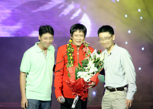 Ca sĩ Tuấn Vũ đang trình diễn vẫn có người lên tặng hoa  - Ảnh: Ngọc Thắng