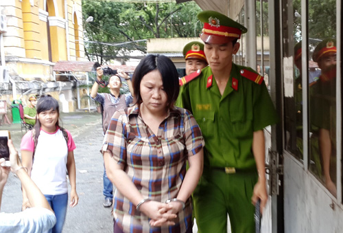 Nguyễn Thị Ngọc Hương bị dẫn giải sau khi nhận 12 năm tù giam d