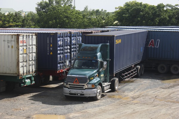 Container ùn ứ tại các bãi xe khu vực Cửa khẩu quốc tế Mộc Bài chiều 18.8