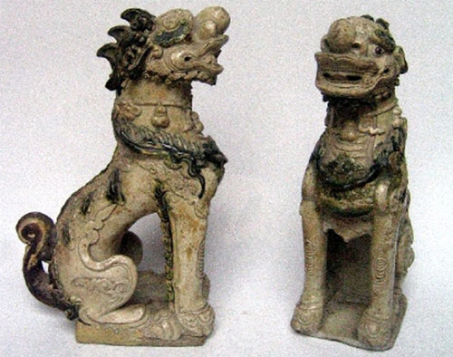 Đôi nghê gốm thời Lê - Mạc, nguyên gốc có bệ đốt trầm bên dưới - Ảnh: Bùi Hoài Mai