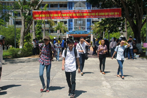 Các thí sinh dự thi vào Trường ĐH Quảng Nam năm 2014