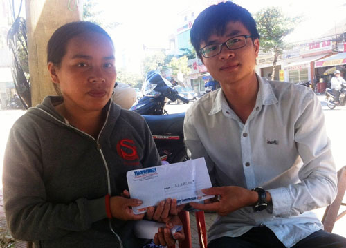 Chị Kiều Oanh (trái) nhận số tiền hơn 32,7 triệu đồng do bạn đọc giúp đỡ - Ảnh: C.T.V
