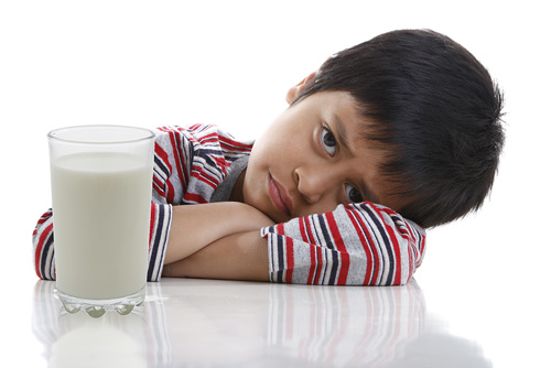 Giải quyết vấn đề ngán sữa ở trẻ từ 4 -11 tuổi luôn là bài toán khó! - Ảnh: IDP