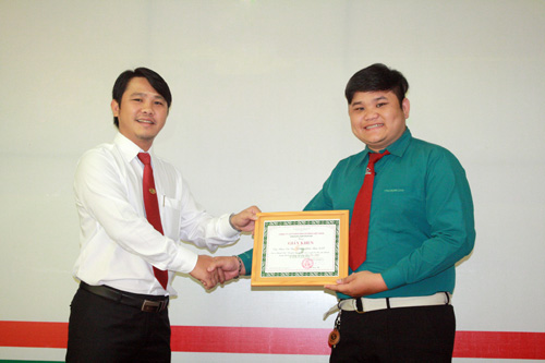 Ông Đặng Thành Duy (trái) trao giấy khen cho anh Phạm Văn Quí - Ảnh: Vinasun