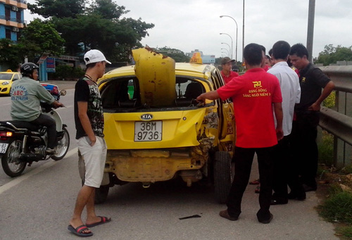 Chiếc xe taxi bị hư hỏng nặng sau vụ tai nạn