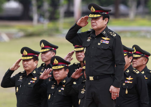Tân Thủ tướng Thái Lan Prayuth Chan-ocha (hàng đầu) trong chuyến thị sát một đơn vị quân đội ở tỉnh Chonburi ngày 21.8 - Ảnh: Reuters