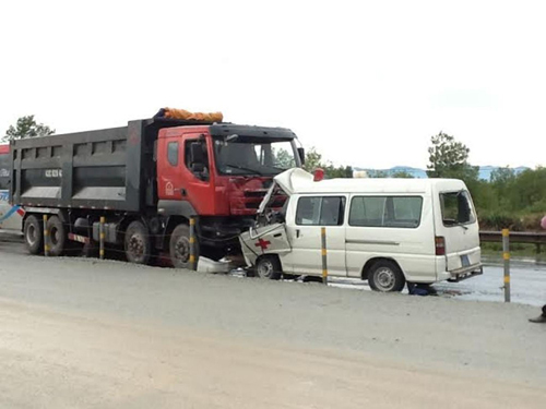 Xe cứu thương gặp nạn, bé 7 tháng tuổi tử vong d