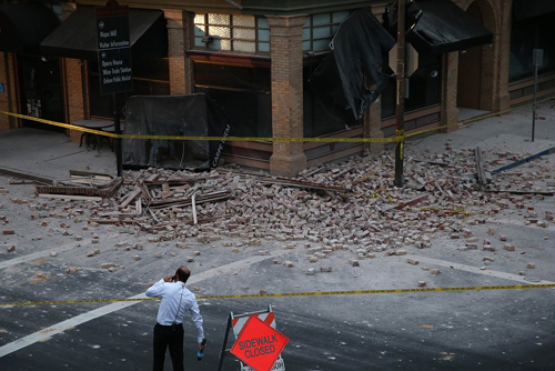 Một tòa nhà bị hư hại do động đất ở Napa - Ảnh: AFP