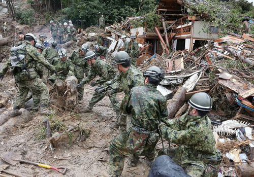 Công tác cứu hộ tại Hiroshima nhiều lần bị gián đoạn vì mưa tiếp tục rơi, gây lo ngại sẽ lại xảy ra lở đất - Ảnh: AFP
