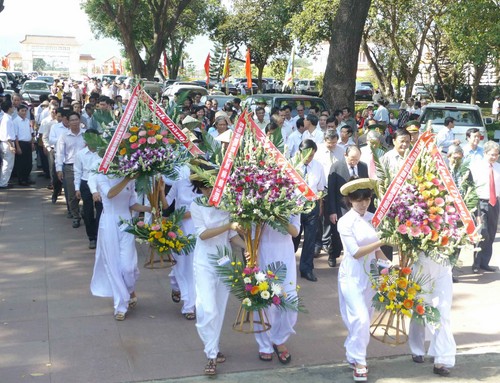 Đoàn người dâng hoa trước tượng đài Hoàng đế Quang Trung