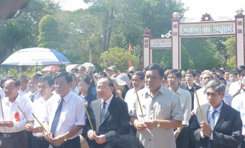 Lãnh đạo tỉnh Bình Định dâng hương Hoàng đế Quang Trung tại Điện thờ Tây Sơn tam kiệt 