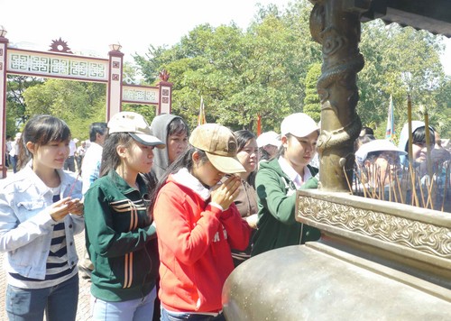 Nhiều bạn trẻ cũng đến dâng hương, kỷ niệm ngày mất Hoàng đế Quang Trung