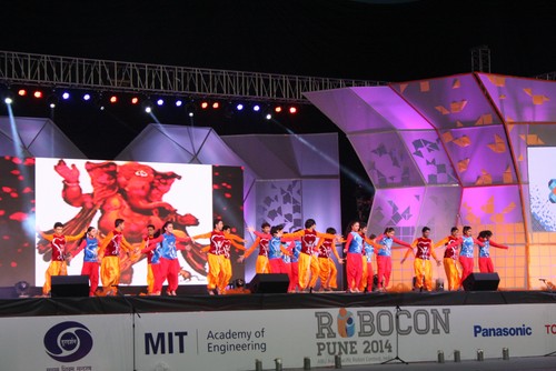 Sân khấu tổ chức các chương trình khai mạc tại  nhà thi đấu Balewadi (Pune, Ấn Độ) khá hoành tráng