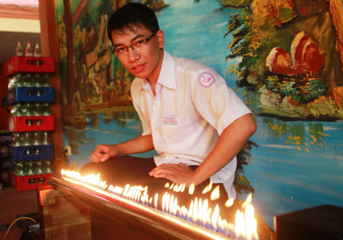 Nguyễn Thành Tín bên chiếc ống Ruben trình diễn lửa đẹp mắt - Ảnh: Hoàng Sơn