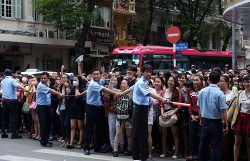 Hàng ngàn fan 'náo loạn' tranh gặp sao Hàn giữa trung tâm Sài Gòn 5