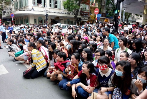 Hàng ngàn fan 'náo loạn' tranh gặp sao Hàn giữa trung tâm Sài Gòn 7