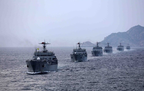 Tàu đổ bộ Trung Quốc vừa diễn tập ở biển Đông - Ảnh: Hinews.cn