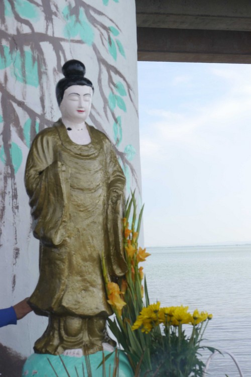 Pho tượng người phụ nữ được vớt từ dưới biển lên đã được sơn mới