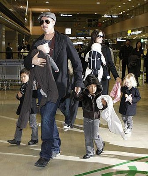 Đại gia đình Jolie-Pitt xuất hiện tại sân bay Nhật Bản 