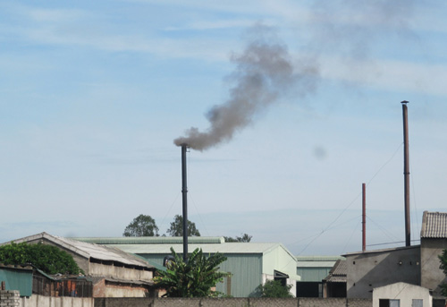 Ống khói tại cụm công nghiệp Hưng Lộc xả thải gây mùi khét lẹt - Ảnh: K.Hoan