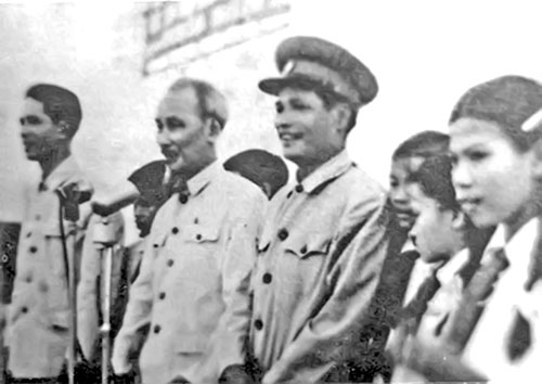 Bác Hồ và Đại tướng Nguyễn Chí Thanh trên khán đài sân vận động Đồng Hới - Ảnh: Tư liệu bảo tàng Quảng Bình d