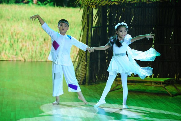 Minh Khang và Thùy Dương kể câu chuyện về cậu bé mù và người bạn tốt của mình với điệu nhảy rumba
