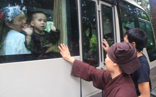 Tiếp tục chuyển trẻ em, người già từ chùa Bồ Đề về các trung tâm bảo trợ xã hội - Ảnh: Hà An