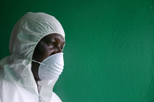 Một nhân viên y tế ở thủ đô Monrovia của Liberia tham gia diễn tập phòng ngừa bệnh Ebola - d