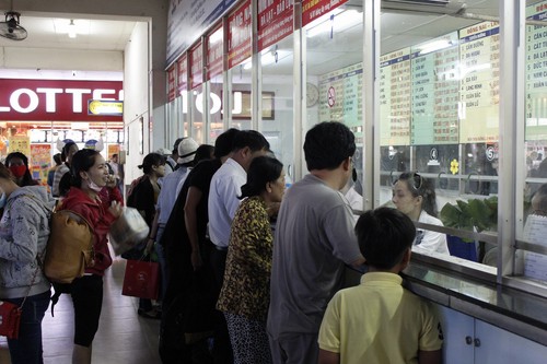 Nhiều người tập trung mua vé tại bến xe Miền Đông - Ảnh: Hoài Nhơn