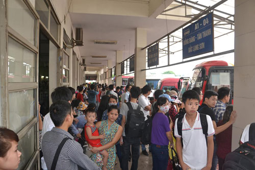 Bến xe Mỹ Đình đông nghẹt người dân về quê nghỉ lễ trong sáng qua - Ảnh: Nguyễn Tuấn