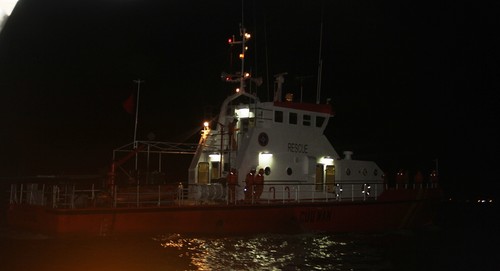 Tàu SAR27-01 trên đường đưa tàu cá bị nạn vào bờ trong đêm khuya