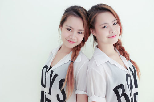Cặp chị em song sinh Giang Linh-Nga Linh đang tham gia huấn luyện tại lớp tài năng