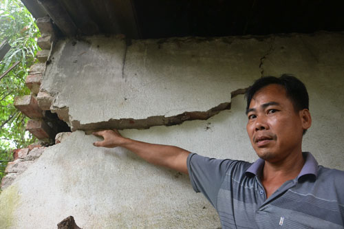 Nhà ông Lê Văn Thành đã phải sơ tán vì căn nhà bị nứt toác do bờ sông sạt lở - Ảnh: Nguyễn Tuấn
