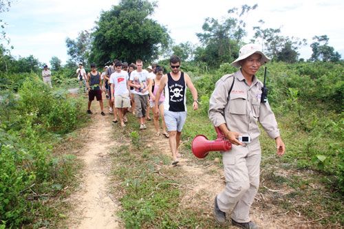 Độc đáo tour du lịch đưa du khách đến gần với... bom mìn