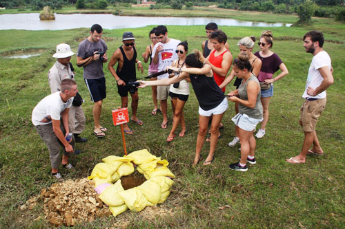 Độc đáo tour du lịch đưa du khách đến gần với... bom mìn