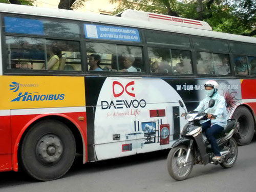 Quảng cáo trên xe buýt: Mới mẻ gì mà ‘thí điểm’ !