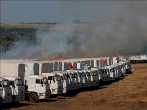 Đoàn xe tải chở hàng cứu trợ đậu gần biên giới với Ukraine - Ảnh: Reuters