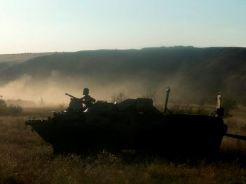 Một xe bọc thép chở quân của Nga ở thị trấn Kamensk-Shakhtinsky, gần biên giới với Ukraine - Ảnh: Reuters