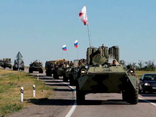 Đoàn xe bọc thép chở quân của Nga ở trị trấn Kamensk-Shakhtinsky, gần biên giới với Ukraine - Ảnh: Reuters