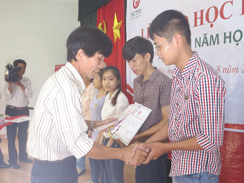 Trao học bổng Nguyễn Thị Bình cho sinh viên ĐH Phan Châu Trinh
