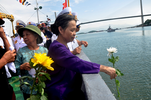 Thả vòng hoa tưởng niệm các anh hùng liệt sĩ hi sinh trong chiến thắng trận đầu của Hải quân Việt Nam