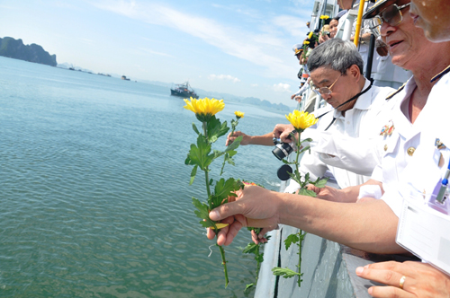 Thả vòng hoa tưởng niệm các anh hùng liệt sĩ hi sinh trong chiến thắng trận đầu của Hải quân Việt Nam