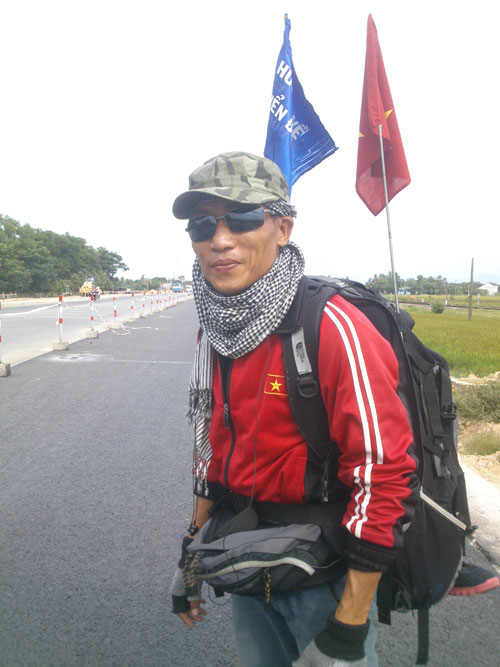 Chàng trai đi bộ xuyên Việt “Tiếp bước đến trường, vững chí ra khơi” 1