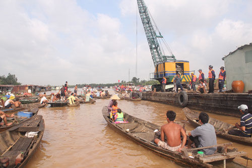 Hàng trăm người dân làng cá bè phản đối đoàn cưỡng chế