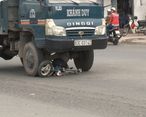 Vĩnh Long: Xe tải mất thắng đè bẹp xe máy điện