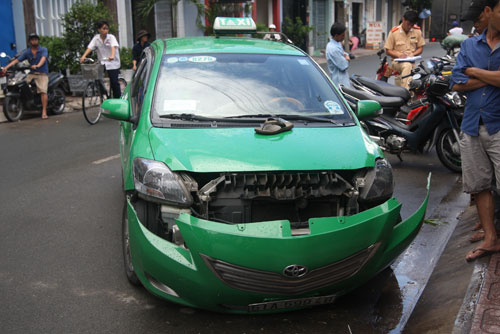 Taxi đâm hai xe máy, 3 người bị thương