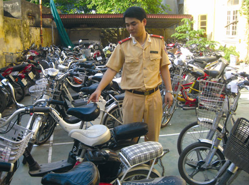 Xe đạp điện ngênh ngang trên đường phố Nam Định