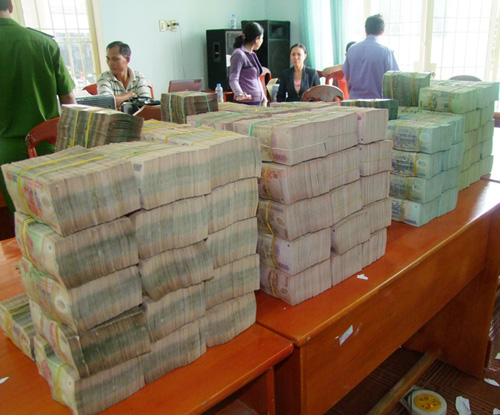 Vận chuyển trái phép 18,2 tỉ đồng qua Campuchia 